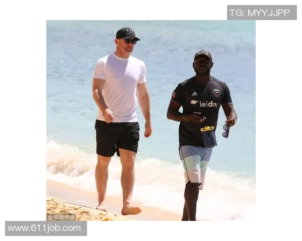 鲁尼携妻儿现身荷兰度假，狗仔镜头下的温馨瞬间